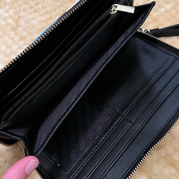 Steve Madden multi striped wristlet wallet. Good used condition - Picture 3 of 4